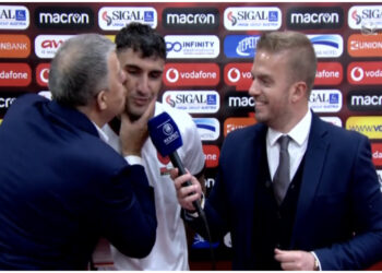 VIDEO/ Një puthje i ndërpret intervistën, Laçi: Jemi me “këmbë në tokë”, kthejmë fokusin te ndeshjet e radhës