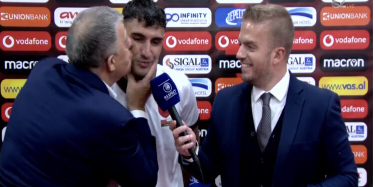 VIDEO/ Një puthje i ndërpret intervistën, Laçi: Jemi me “këmbë në tokë”, kthejmë fokusin te ndeshjet e radhës