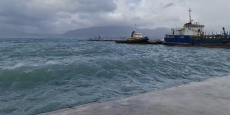 Moti i keq, Vlora ndal lundrimet, bora bllokon aksin Peshkopi-Bulqizë