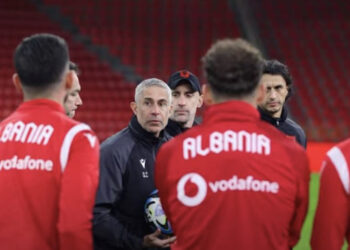 Përqendrim maksimal dhe të gjithë në formë, kuqezinjtë gati për Ishujt Faroe