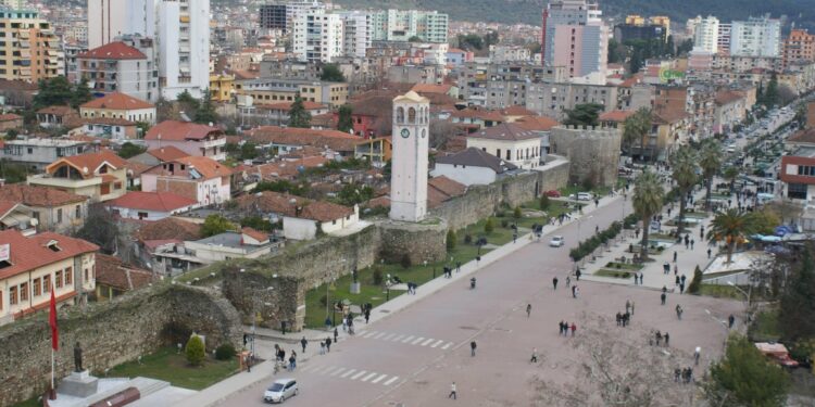 Ndodh dhe kjo/ 3 adoleshentë vjedhin bashkinë e Elbasanit