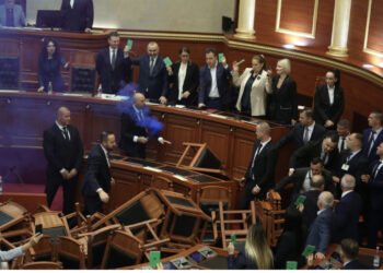 REPLIKAT/ “Po ç’lesh komisionesh hetimore”, Xhafaj nuk përmbahet në Kuvend. Baçi: Më pëlqen profesioni i kameramanit