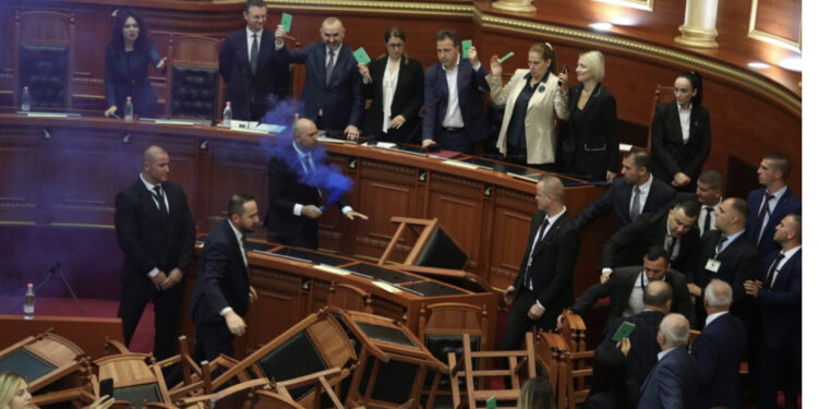 REPLIKAT/ “Po ç’lesh komisionesh hetimore”, Xhafaj nuk përmbahet në Kuvend. Baçi: Më pëlqen profesioni i kameramanit