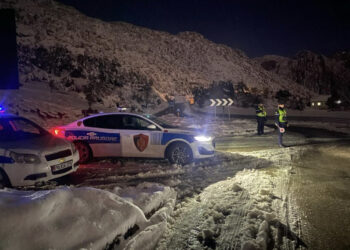 Dëbora bllokon makinat në Qafë Thore