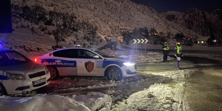 Dëbora bllokon makinat në Qafë Thore