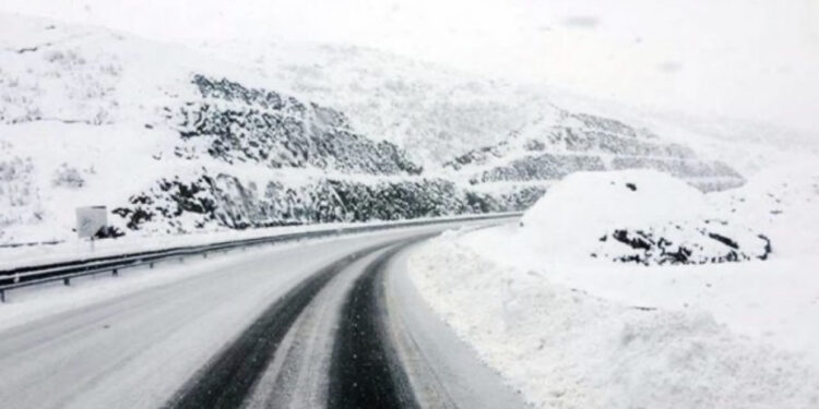 Moti i keq/ Dibra pa energji elektrike! Në Qafështamë trashësia e borës në disa cm