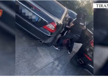 VIDEO-I dolën në rrugë dhe e shtrinë në tokë! Si u kap i shumëkërkuari për vrasje?