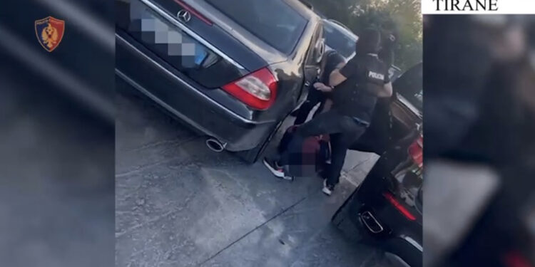 VIDEO-I dolën në rrugë dhe e shtrinë në tokë! Si u kap i shumëkërkuari për vrasje?