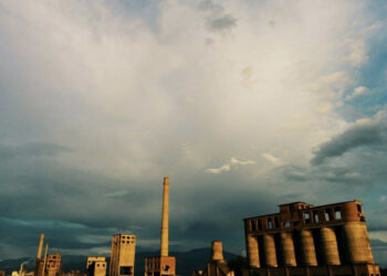 E FUNDIT/ Shpërthim i fortë te Metalurgjiku, Elbasani mbulohet nga tymi