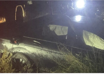 Makina me tre shokët u përmbys në përrua, 14-vjeçari vdes në spital