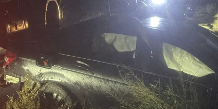 Makina me tre shokët u përmbys në përrua, 14-vjeçari vdes në spital