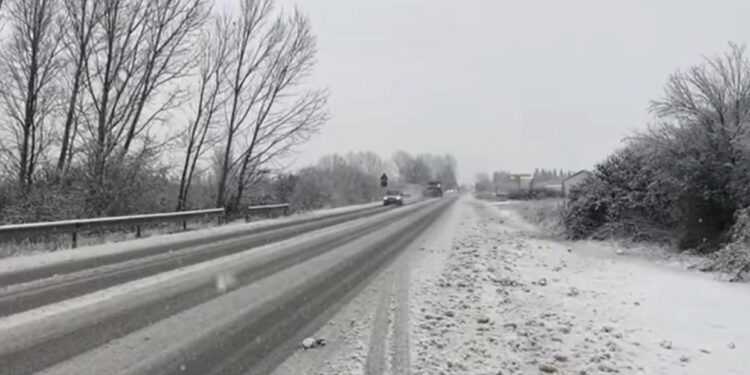 Situata fundit/ Festë kuqezi dhe dëborë! Ku janë rrugët me probleme?