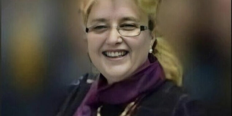 Mashtrimi/ Dy te rinj i marrin 50 mijë euro drejtoreshës së Vilma Nushit