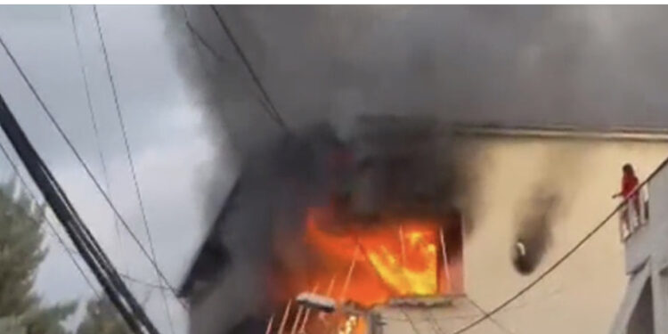 “Çmenduri” i moshuari, i vë zjarrin shtëpisë së tij