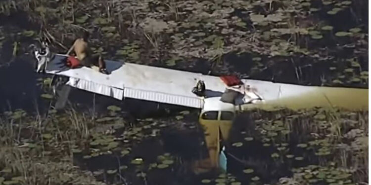 VIDEO/ Rrëzohet avioni në Florida, piloti qëndron për 9 orë në moçalin e rrethuar me krokodilë