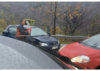 Po vinin nga Gostivari për Pavarësinë! Autobusi me nxënës përplaset në Librazhd