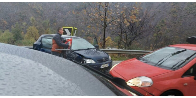 Po vinin nga Gostivari për Pavarësinë! Autobusi me nxënës përplaset në Librazhd