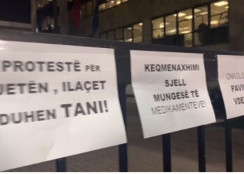 Protestë para ministrisë së shëndetësisë: Mungon trajtimi për sëmundjet e rënda 