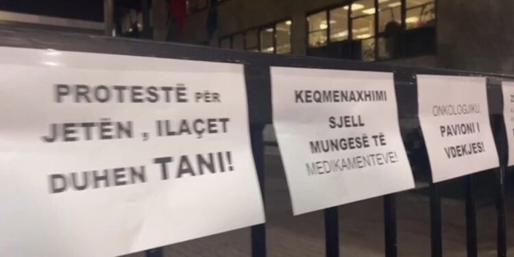 Protestë para ministrisë së shëndetësisë: Mungon trajtimi për sëmundjet e rënda