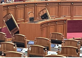 LIVE-Deputetët e PD-së grumbullojë karriget, Berisha: Rama, rrethoi parlamentin me polici