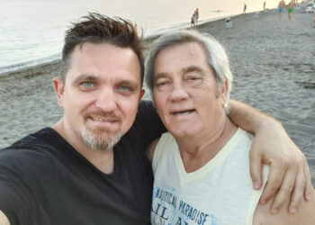 FOTO/ “Charlie Chaplini shqiptar u shua”, Jul Deda merr ngushëllime nga kolegët