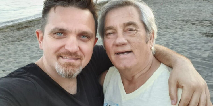 FOTO/ “Charlie Chaplini shqiptar u shua”, Jul Deda merr ngushëllime nga kolegët