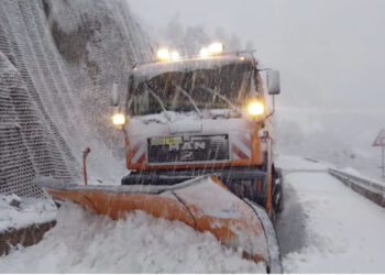 Reshje të dendura dëbore, ministri Balla: Qarqet më problematike, thirrja për shoferët