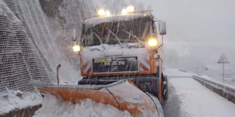Reshje të dendura dëbore, ministri Balla: Qarqet më problematike, thirrja për shoferët