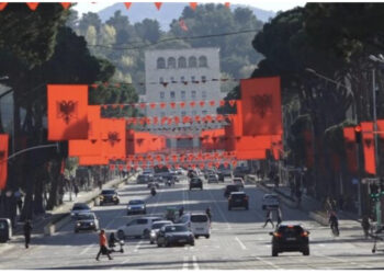 Harrohet tradita, shqiptarët jashtë trojeve për festat e nëntorit, kërcejnë biletat e avionëve