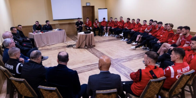 Rama shkon për të “bekuar” kombëtaren: Erdha t’ju shoh para “finales”