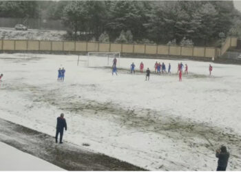 VIDEO/ Dëbora mbulon Pukën, shtyhet ndeshja Tërbuni-Besëlidhja