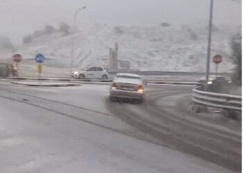 Aksi Përrenjas-Qafë Thanë mbulohet nga dëbora, vështirësi në qarkullimin e mjeteve