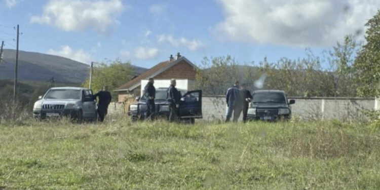 “Rrethohet” nga agjentët! “Specialja” bastis shtëpinë e ish-kryetarit