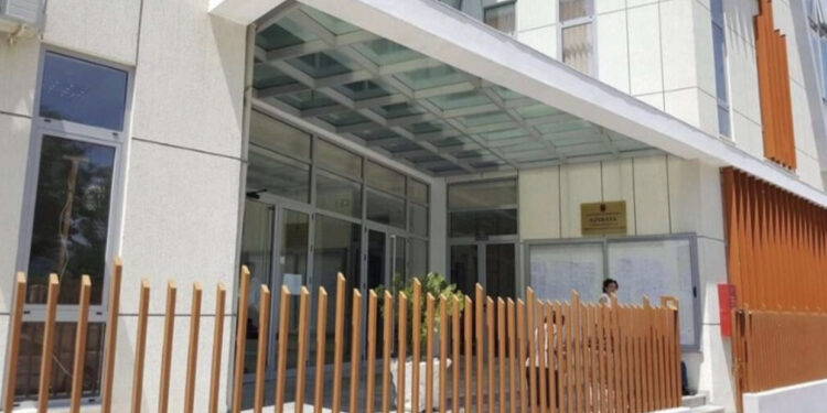 Sekuestrohen në Elbasan 2 garazhe dhe 1 apartament, pronari i dënuar në Britani