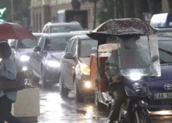 FOTOLAJM/ Stuhia në Tiranë, ‘paralizohet’ qarkullimi, trafik në çdo cep të kryeqytetit