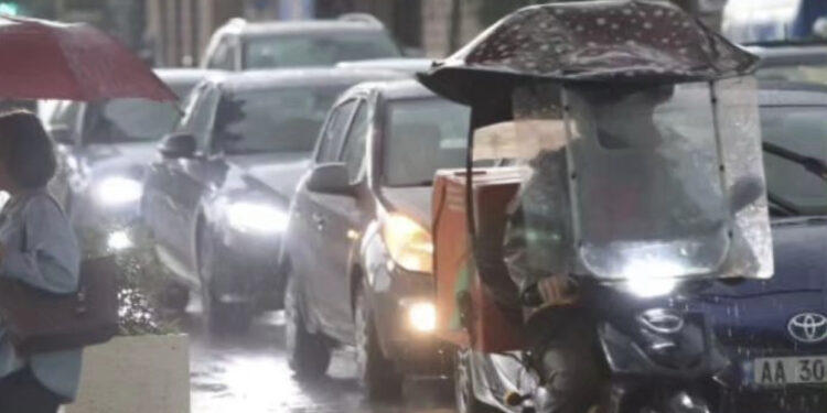 FOTOLAJM/ Stuhia në Tiranë, ‘paralizohet’ qarkullimi, trafik në çdo cep të kryeqytetit