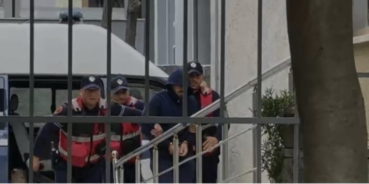 I dyshuar për vrasjen e Shkëlzen Kastratit, Elmir Tufa në Gjykatën e Fierit për masën e sigurisë