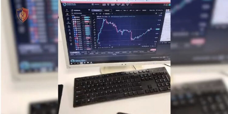 Goditen 2 Call Centera në Tiranë/ Mashtronin të huajt për investime në tregje fiktive, 8 të arrestuar