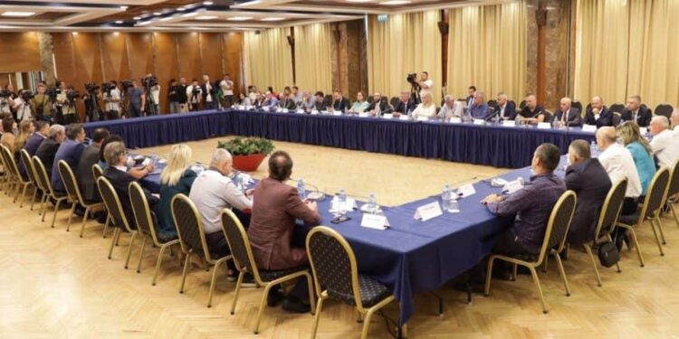 Zbardhen diskutimet në mbledhjen e dyer të mbyllura, Bardhi – deputetëve: Nuk mund të lejojmë mazhorancën të na poshtërojë