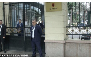 Garda ngre “gardh” në derën e Kuvendit, Berisha: Nuk na ndalon asgjë!