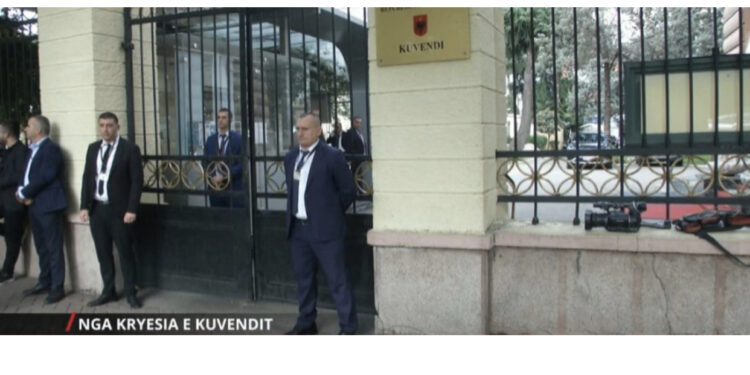 Garda ngre “gardh” në derën e Kuvendit, Berisha: Nuk na ndalon asgjë!