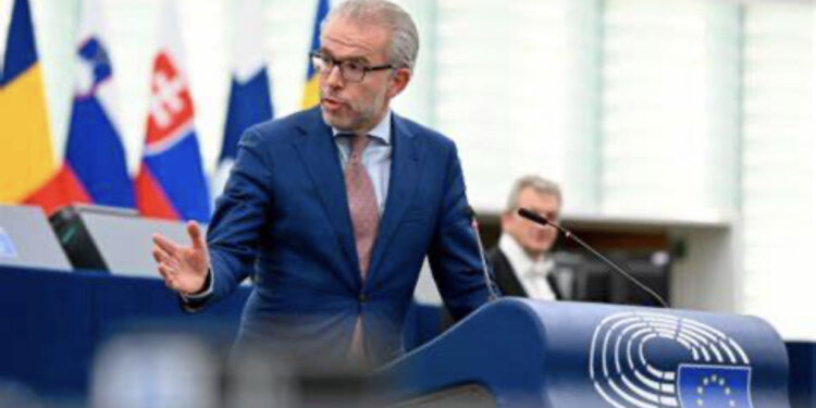 Eurodeputeti holandez: SHBA dhe BE duhet t’i vendosin një kufi Serbisë