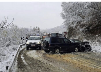 Dëbora përplas dy makina! Ka disa të plagosur