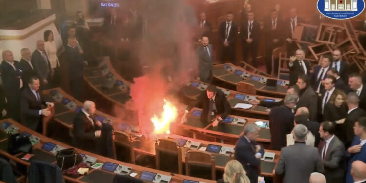 VIDEO/ Tym dhe flakë, “mbytet” Parlamenti