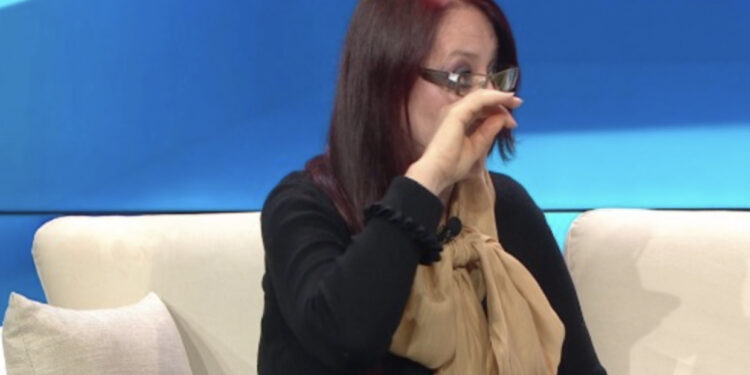 “I kërkoj falje tim biri”, luftoi me kancerin, gazetarja shqiptare nuk i mban lotët