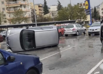 VIDEO/ Fluturojnë tjegullat, furtuna përmbys makinat në rrugë 