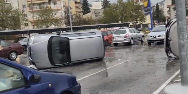 VIDEO/ Fluturojnë tjegullat, furtuna përmbys makinat në rrugë 