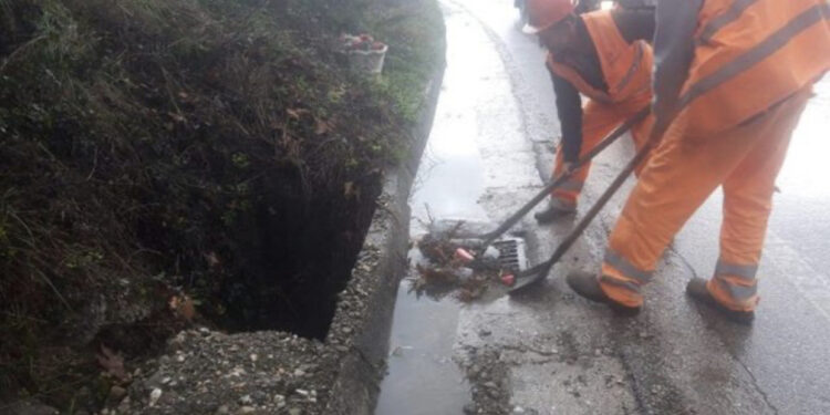 Stuhia në vend, ARRSH: Vështirësi në qarkullim në autostradën Tiranë-Durrës dhe Rrogozhinë-Plepa