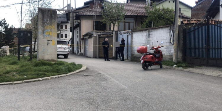 20 plagë! Djali përballet me akuzat për vrasjen makabre të nënës së tij