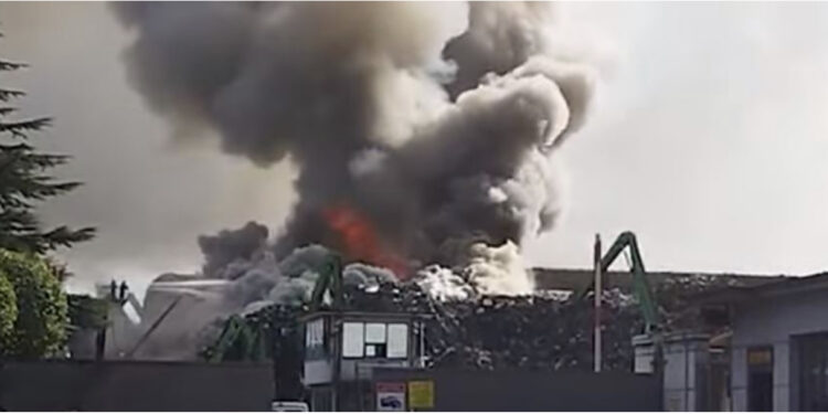 Vijojnë flakët në ‘Kurum’, shtatë mjet zjarrfikëse dhe dy autobote në vendngjarje